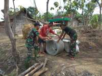 Hari Ini Anggota TNI Bersama Masyarakat Bangun Sarana MCK di Desa Meduri