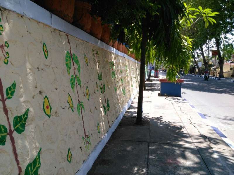 Tembok Tanggul Bengawan Solo Dicat Warna-Warni