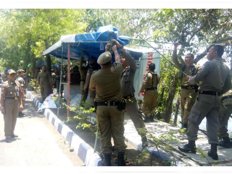 Sejumlah Tenda PKL di WR Supratman Dibongkar Satpol PP