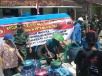 Warga Berebut Bantuan Air dari Kodim 0721 Blora&nbsp;