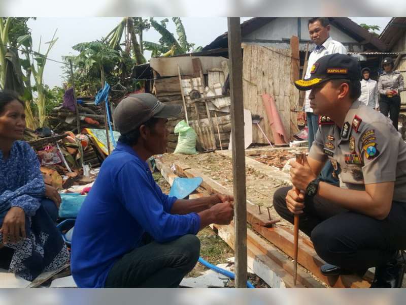 Kapolres Bojonegoro Santuni Korban Rumah Roboh di Kalitidu