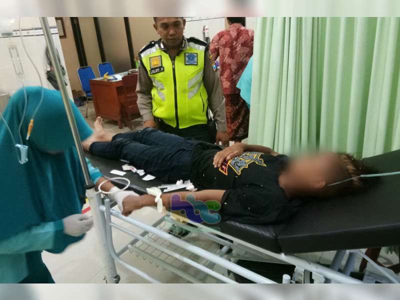 Kurang Waspada Pengendara Motor di Ngasem Tabrak Pejalan Kaki