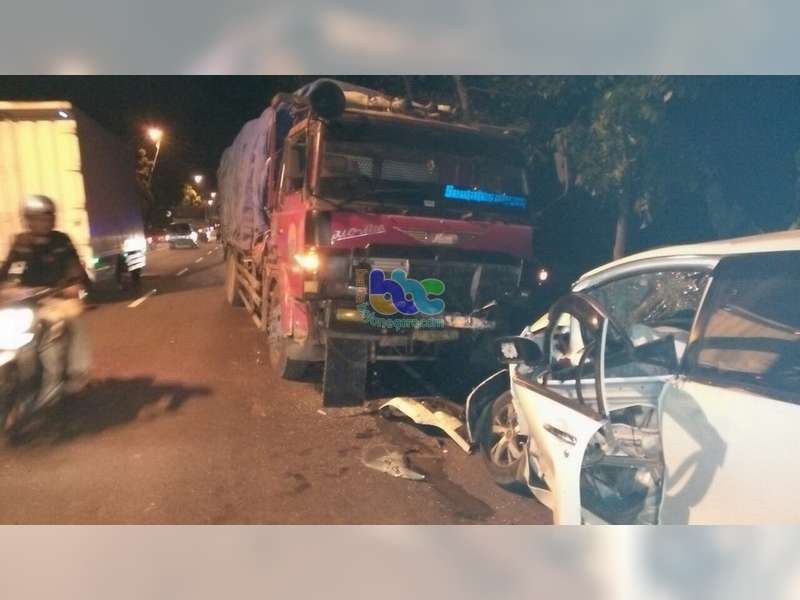 Diduga Mengantuk Xenia Tabrak Truk, 1 Orang Meninggal Dunia 1 Orang Luka Berat