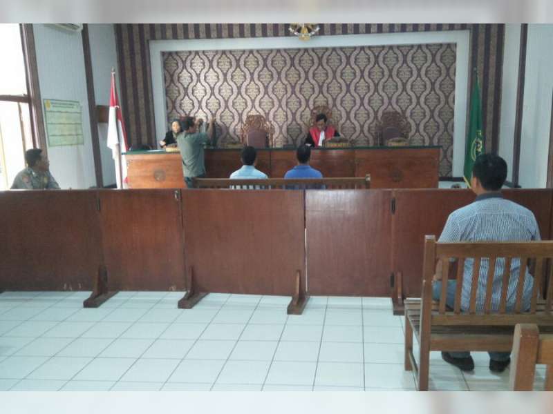 Tiga Orang Penjual Miras Tanpa Ijin Jalani Sidang Tipiring di PN Bojonegoro.