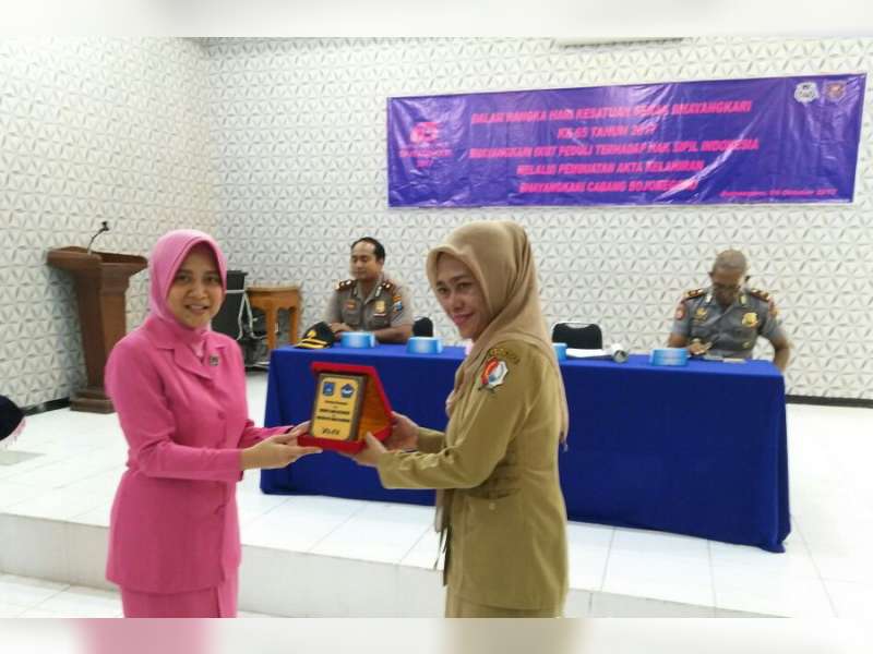 Bhayangkari Cabang Bojonegoro Bersama Dispendukcapil, Bagikan Akta Kelahiran Gratis