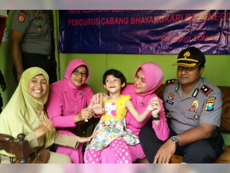 Peringati HKGB ke-65, Bhayangkari Cabang Bojonegoro Beri Bantuan Kursi Roda