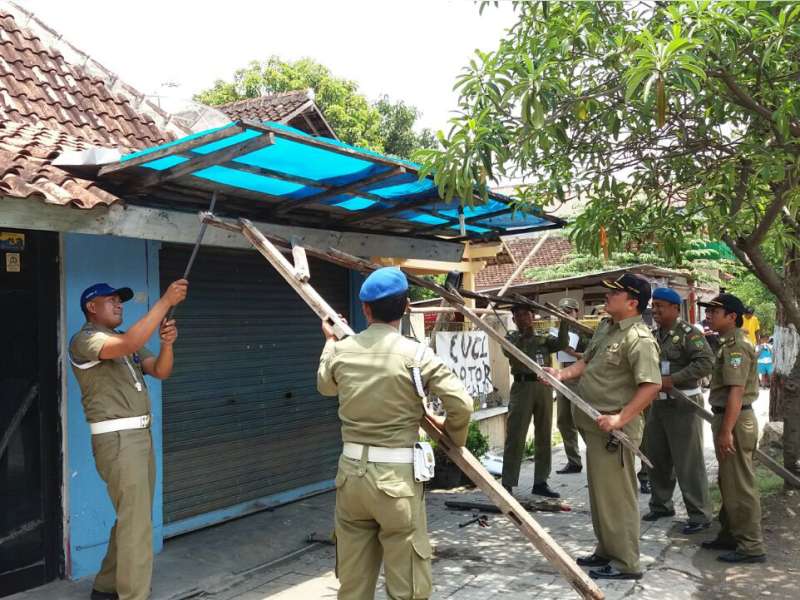 Satpol PP Blora Bongkar Lapak PKL di Jalan Protokol
