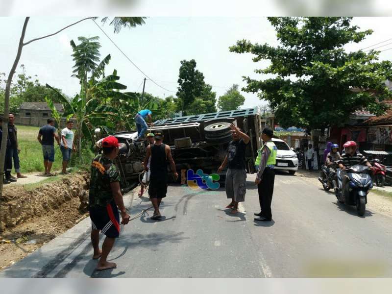 Hindari Motor, Dump Truk Terguling