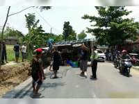 Hindari Motor, Dump Truk Terguling