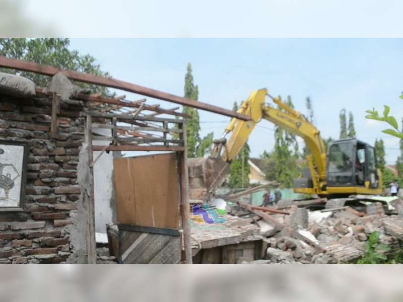 Berdiri di Tanah Milik Dinas Pengairan Jatim, 168 Rumah Warga Sukorejo Dirobohkan