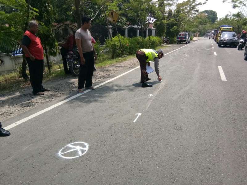 Polisi Lakukan Olah TKP Laka-Lantas di Baureno Yang Akibatkan Korban Jiwa