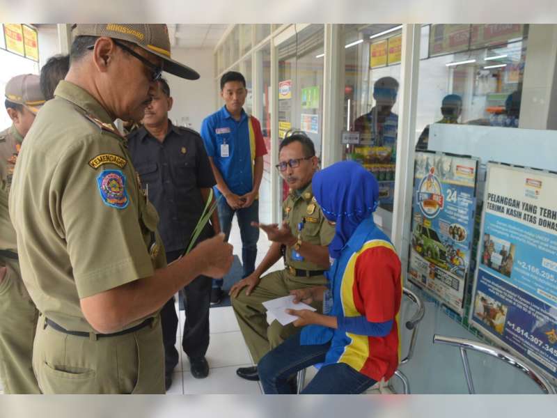 Satpol PP Tertibkan Dua Minimarket Bodong