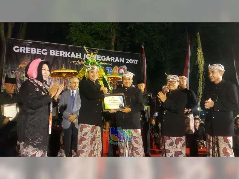 Dalam Grebeg Berkah Jonegaran, Kapolres Bojonegoro Terima Penghargaan dari Bupati