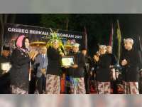 Dalam Grebeg Berkah Jonegaran, Kapolres Bojonegoro Terima Penghargaan dari Bupati