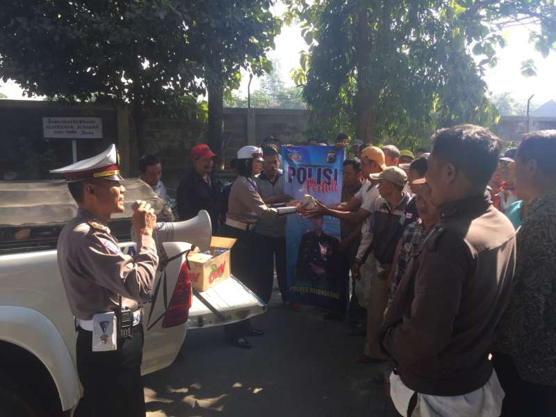 Polres Bojonegoro Bagikan 2500 Nasi Bungkus kepada Abang Becak