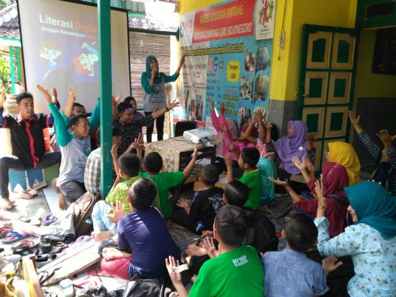 Komunitas B Sunsa Berbagi Cerita dan Donasi Buku di Kampung Ilmu