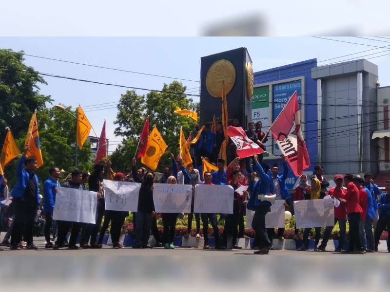 PMII dan GMNI Demo Tuntut Revisi Perda Perangkat Desa