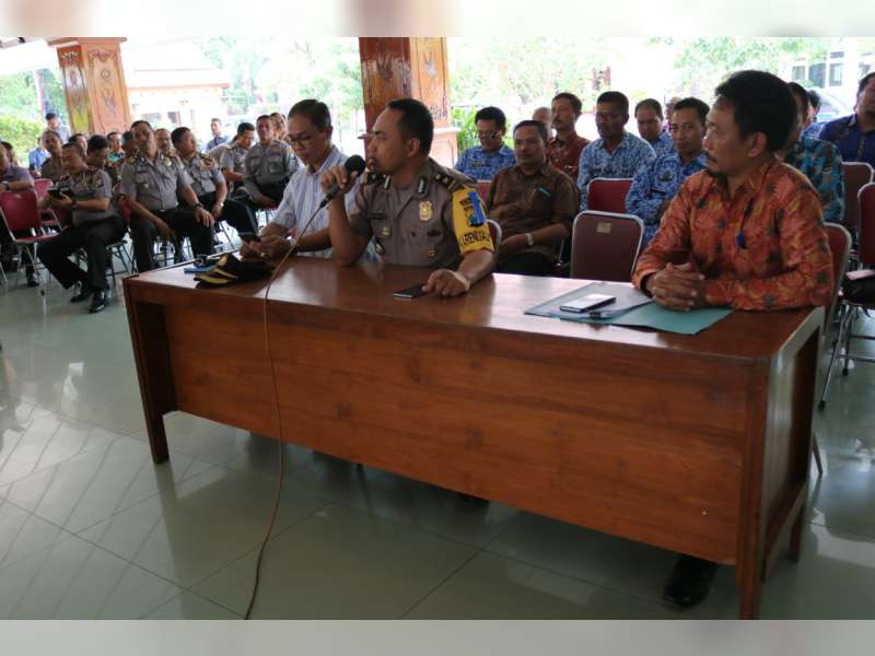 Polres Bojonegoro Kawal Penyerahan Dokumen Naskah dan LJK Ujian Perangkat Desa