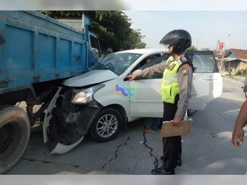 Diduga Mengantuk, Xenia Tabrak Truk Parkir di Ngraho, 3 Orang Luka-Luka