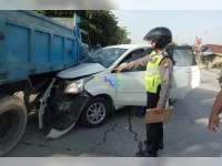 Diduga Mengantuk, Xenia Tabrak Truk Parkir di Ngraho, 3 Orang Luka-Luka