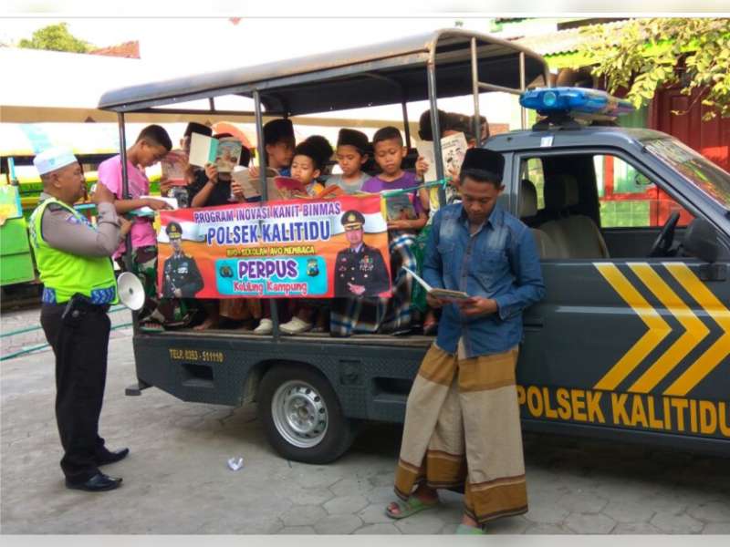 Polisi di Kalitidu Sulap Mobil Patroli Jadi Perpus Keliling