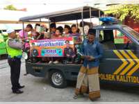 Polisi di Kalitidu Sulap Mobil Patroli Jadi Perpus Keliling