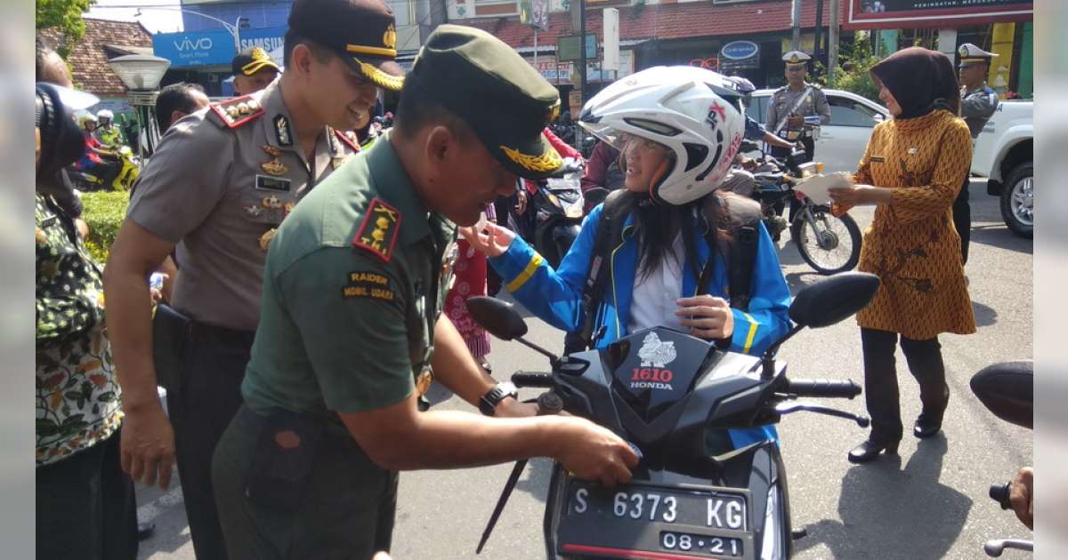 Kapolres Bojonegoro Bersama Forpimda Bagikan Brosur 