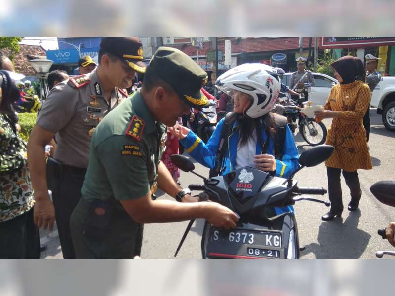 Kapolres Bojonegoro Bersama Forpimda Bagikan Brosur, Stiker dan Helm Pada Pengguna Jalan