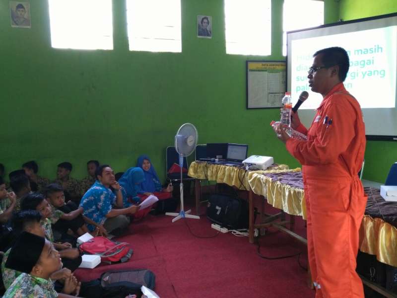 Asyik, Belajar Energi Migas dan Menulis di MTs Petak