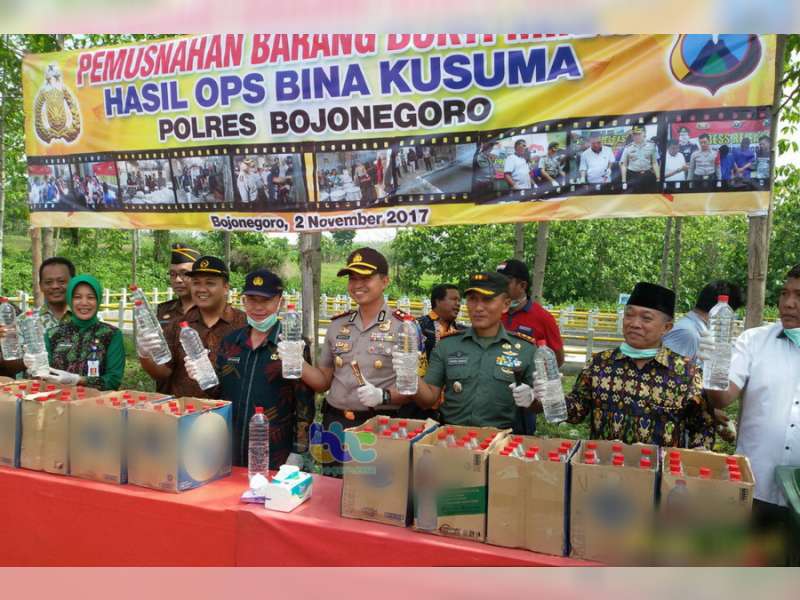 Polres Bojonegoro Musnahkan Ribuan Liter Miras Hasil Operasi Bina Kusuma 2017