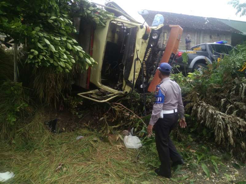 Truk Bermuatan Jerami Terguling di Tuban, Satu Orang Tewas