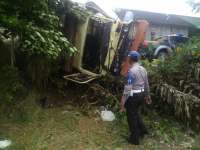 Truk Bermuatan Jerami Terguling di Tuban, Satu Orang Tewas