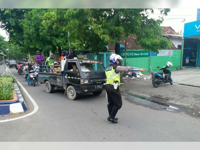Sat Lantas Polres Bojonegoro Tindak Sejumlah Kendaraan Bak Terbuka Muatan Orang