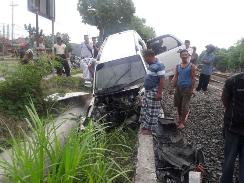 Minibus Tertabrak Kereta Api di Perlintasan Tanpa Palang Pintu