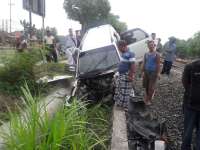 Minibus Tertabrak Kereta Api di Perlintasan Tanpa Palang Pintu