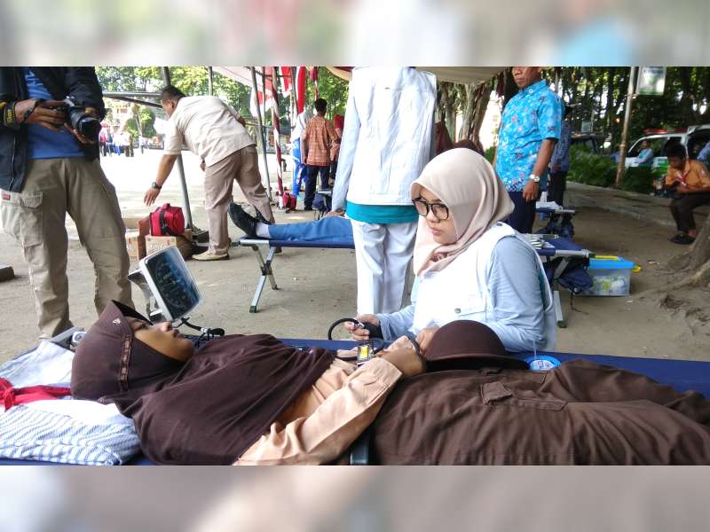 Puluhan Pelajar dan PNS Pingsan Saat Ikuti Upacara Hari Pahlawan