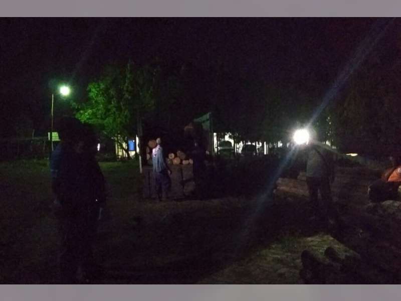 Sebuah Truk Bermuatan Kayu Ilegal Diamankan di Mapolres Bojonegoro