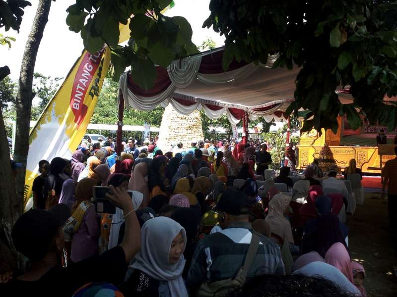 Ratusan Warga Ramaikan Festival Belimbing Ngringinrejo