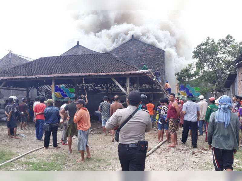 Gudang Oven Tembakau di Sugihwaras Terbakar
