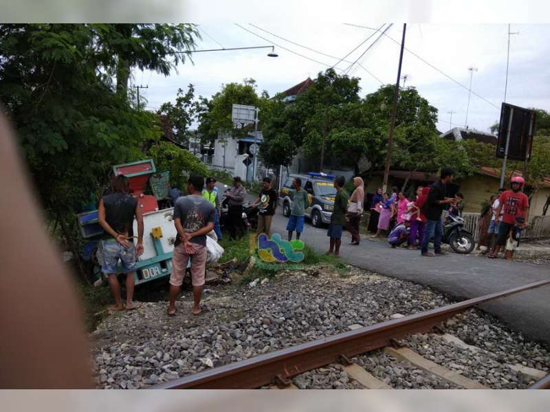 Huler Keliling Tertabrak Kereta Api di Perlintasan Tanpa Palang Pintu Desa Pekuwon