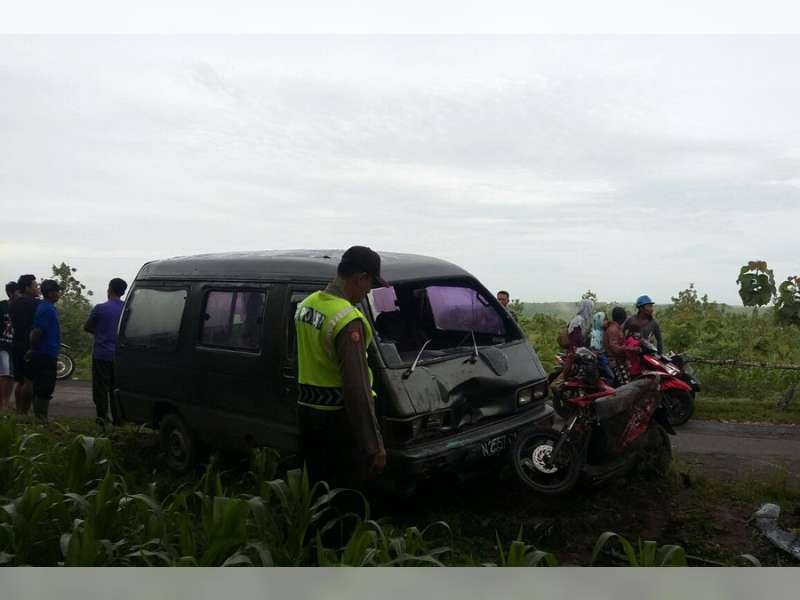 Mobil Carry Tabrak Motor Pelajar di Kedewan