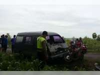 Mobil Carry Tabrak Motor Pelajar di Kedewan