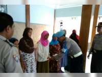 Anggota Polsek Gondang Salurkan Bantuan Kapolres Bojonegoro Pada Kaum Dhuafa