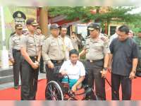 Kapolda Jatim Berikan Penghargaan Pada Bhabinkamtibmas Polres Bojonegoro