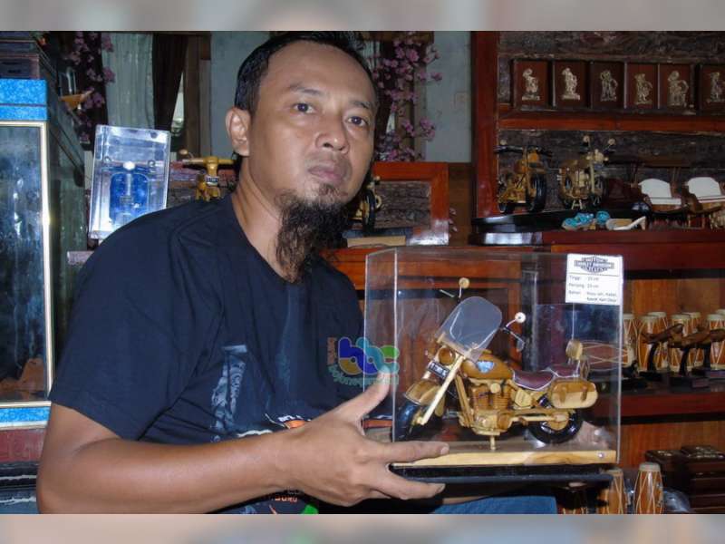 Mas Jenggot Sulap Limbah Kayu Menjadi Miniatur Keren