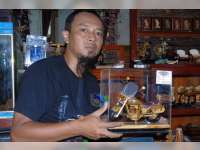 Mas Jenggot Sulap Limbah Kayu Menjadi Miniatur Keren