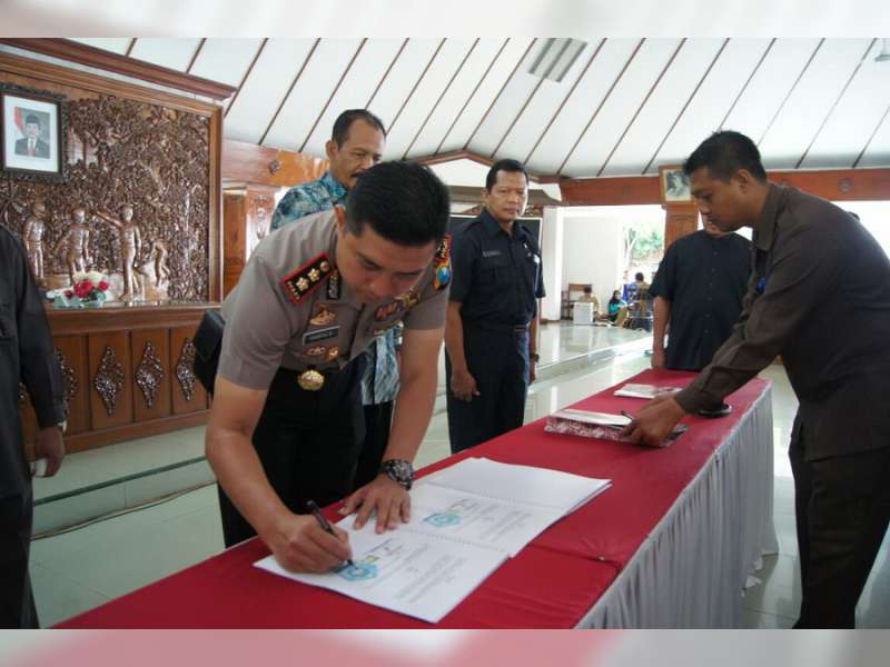 Kapolres Bojonegoro&nbsp;Lakukan MoU dengan Bupati Suyoto Terkait Dana Desa