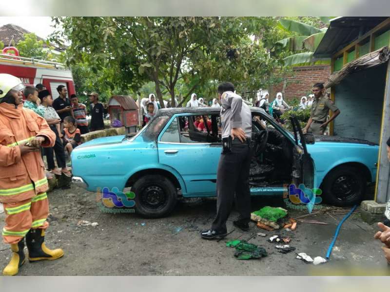 Mobil Milik Warga Baureno Terbakar
