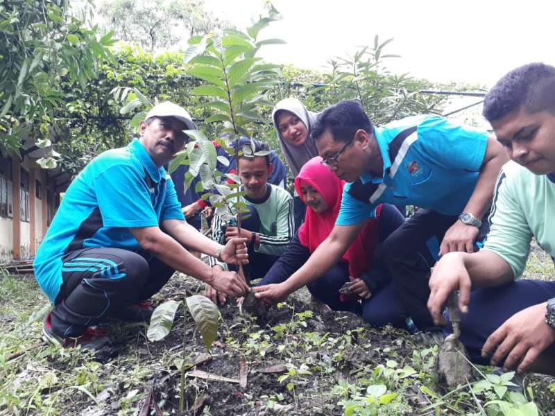 SMAN 1 Baureno Tanam Ratusan Pohon di Lahan Sekolah 