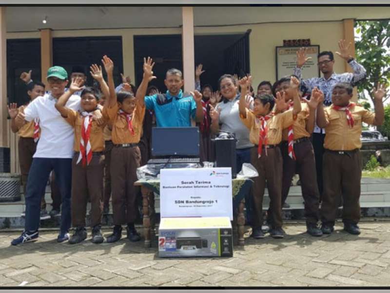 Peringati Hari Guru Nasional, PEPC Donasikan Komputer